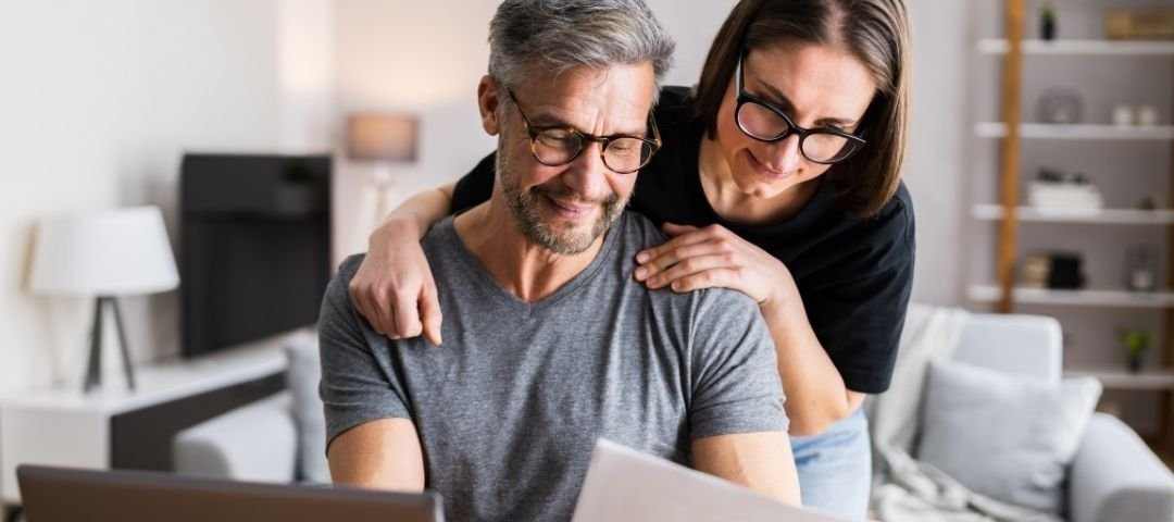 Por Qué tu Pareja y Tú Pelean por Dinero